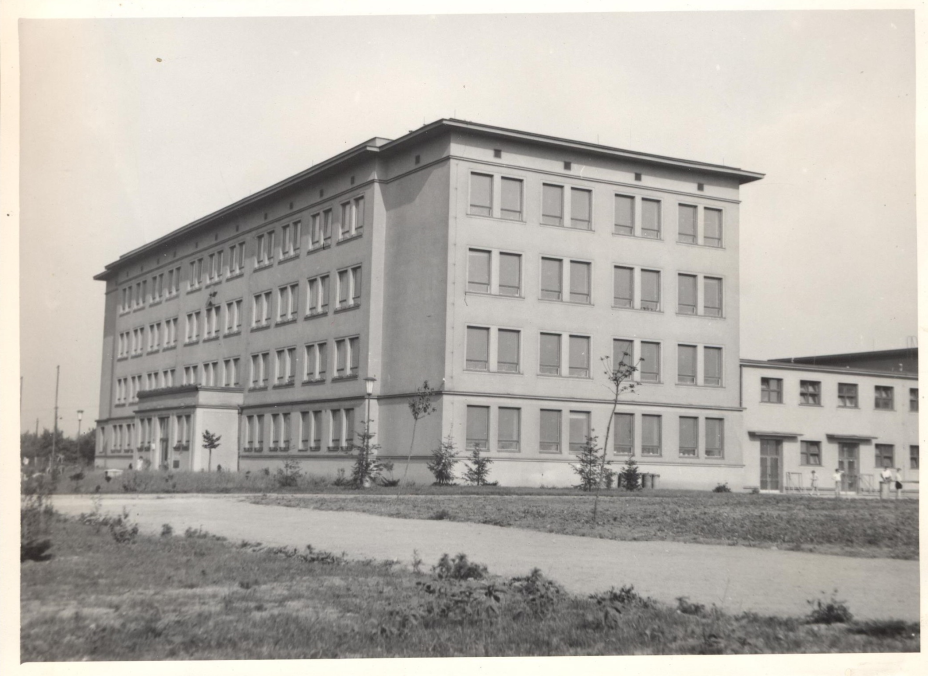 Podoba jedenáctileté školy na počátku 60. let 20. století.